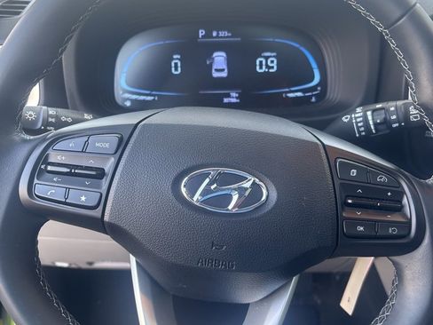 Used 2023 Hyundai Venue SEL image 17