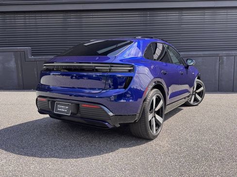 Certified 2025 Porsche Macan Turbo Electric AWD/4WD image 10