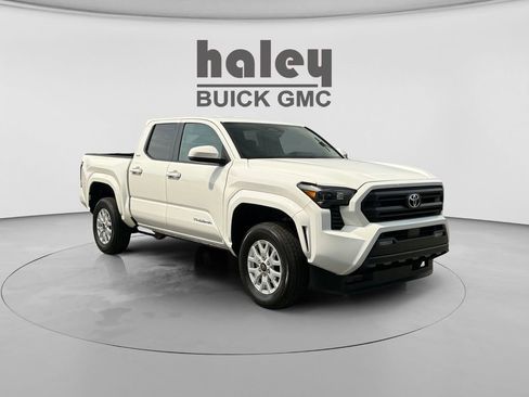 Used 2025 Toyota Tacoma SR5 AWD/4WD image 7