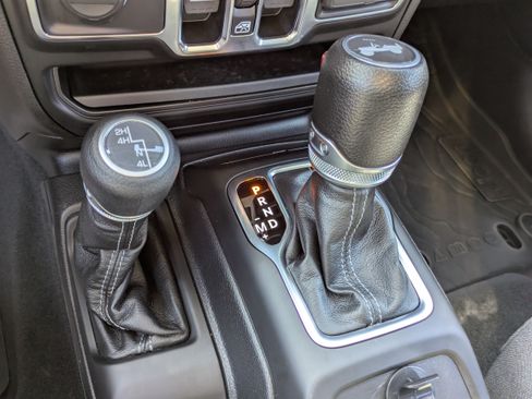 Used 2024 Jeep Wrangler Unlimited Sahara AWD/4WD image 18