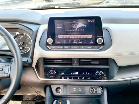 Used 2025 Nissan Rogue SV FWD image 17