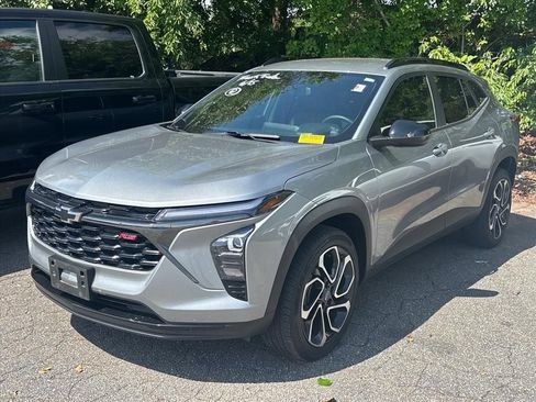 Used 2024 Chevrolet Trax RS w/ Driver Confidence Package FWD image 2
