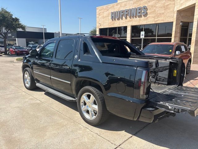 Used 2013 Chevrolet Avalanche LTZ RWD image 2