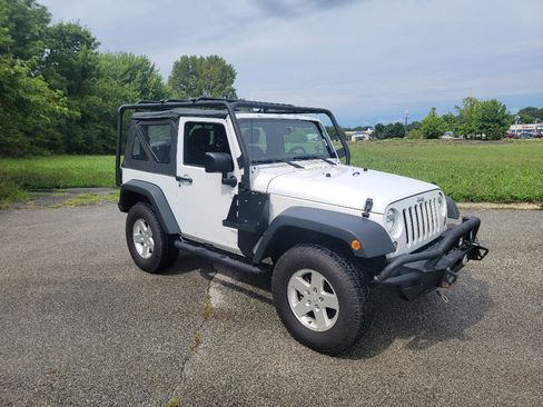 Used 2016 Jeep Wrangler Sport w/ Quick Order Package 24S AWD/4WD image 3
