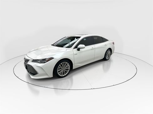 Used 2020 Toyota Avalon Limited image 4