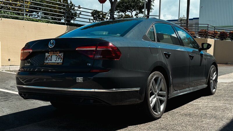 Used 2018 Volkswagen Passat 2.0T R-Line w/ R-Line Lighting Package FWD image 5