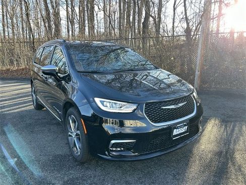 New 2026 Chrysler Pacifica Pinnacle image 2