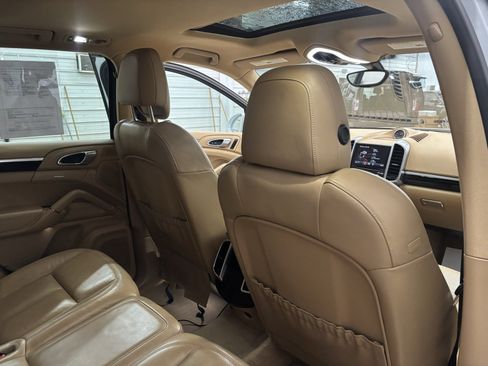 Used 2017 Porsche Cayenne Platinum Edition image 35