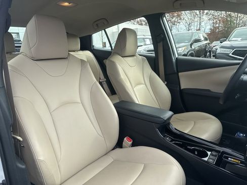Used 2022 Toyota Prius XLE image 17