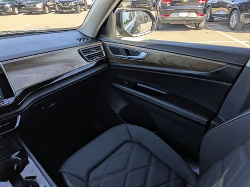 Used 2024 Volkswagen Atlas SE image 19