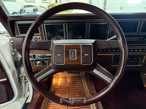 Used 1988 Lincoln Town Car Signature image 24