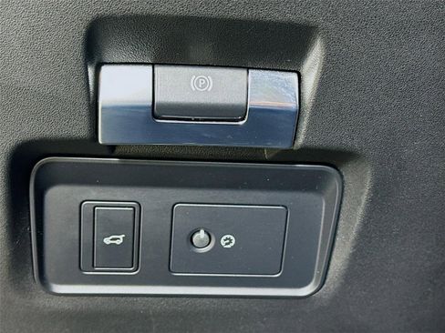 Used 2020 Land Rover Range Rover Evoque SE image 11