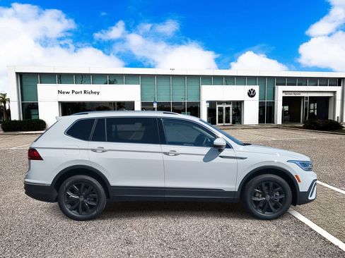 Used 2024 Volkswagen Tiguan SE FWD image 9