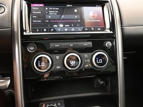 Used 2018 Land Rover Discovery HSE AWD/4WD image 16