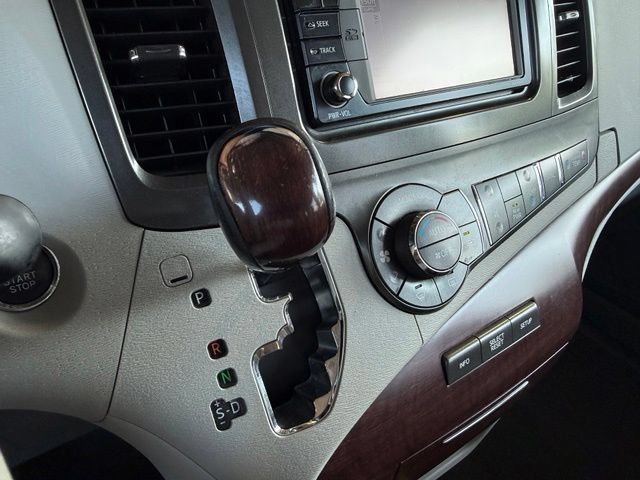 Used 2014 Toyota Sienna XLE FWD image 22