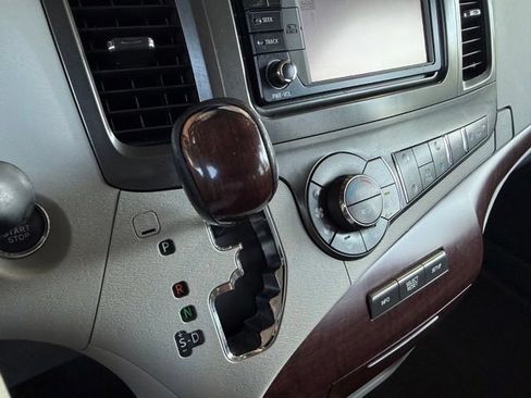 Used 2014 Toyota Sienna XLE FWD image 22