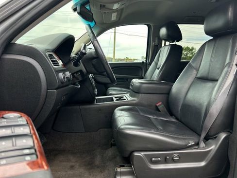 Used 2014 Chevrolet Suburban LT w/ Luxury Package AWD/4WD image 28