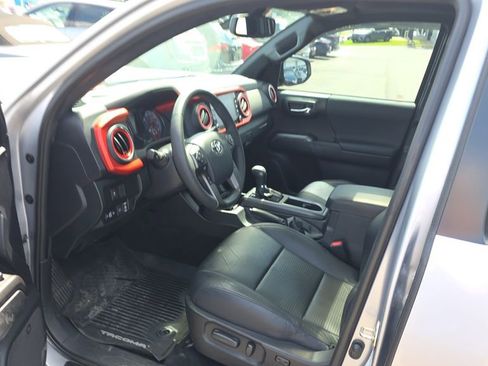 Used 2020 Toyota Tacoma TRD Sport w/ TRD Premium Sport Package AWD/4WD image 23