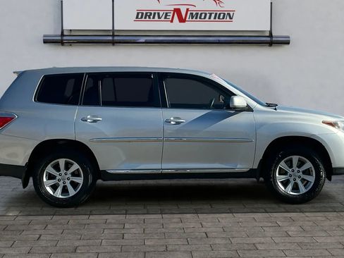 Used 2011 Toyota Highlander 4WD image 3
