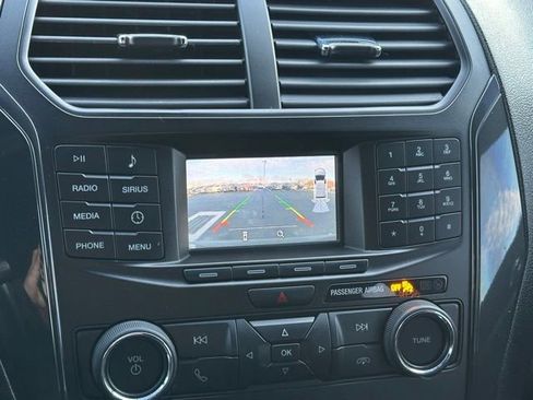 Used 2019 Ford Explorer XLT image 28