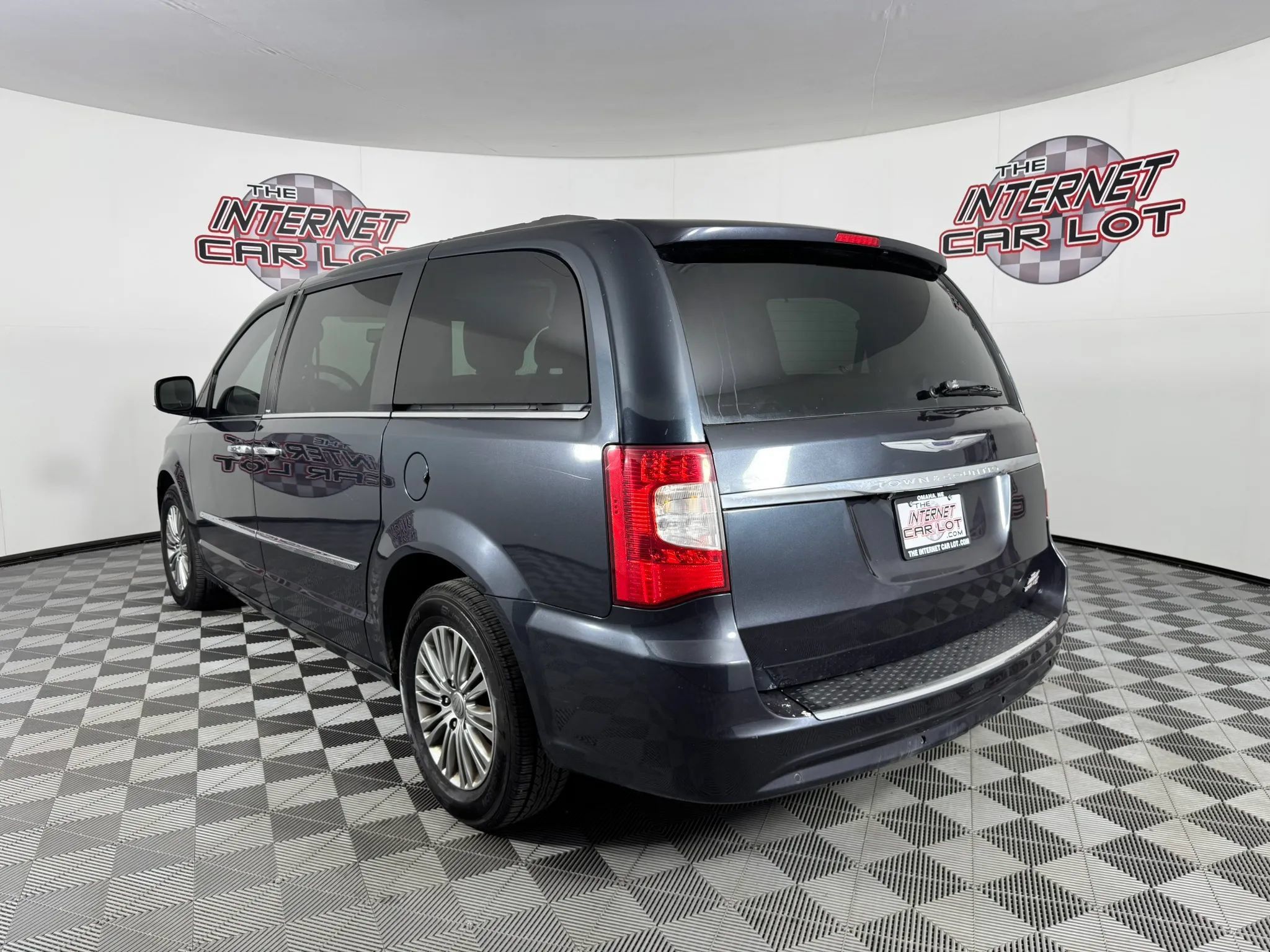 Used 2014 Chrysler Town & Country Touring-L w/ Driver Convenience Group FWD image 5