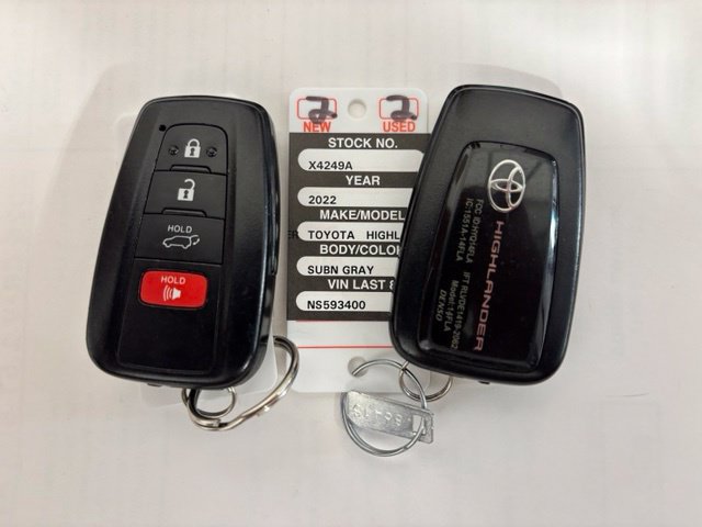 Used 2022 Toyota Highlander XLE AWD/4WD image 32