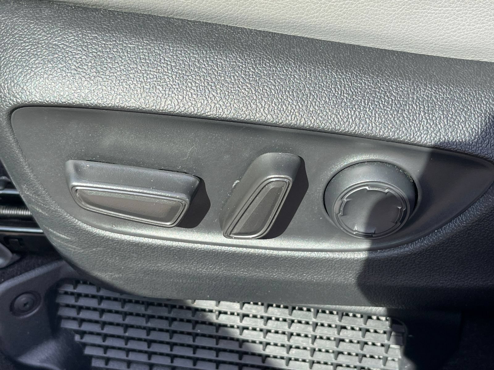 Used 2025 Toyota Sienna XLE FWD image 21
