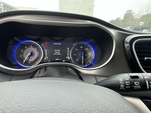 Used 2024 Chrysler Pacifica Touring-L image 28