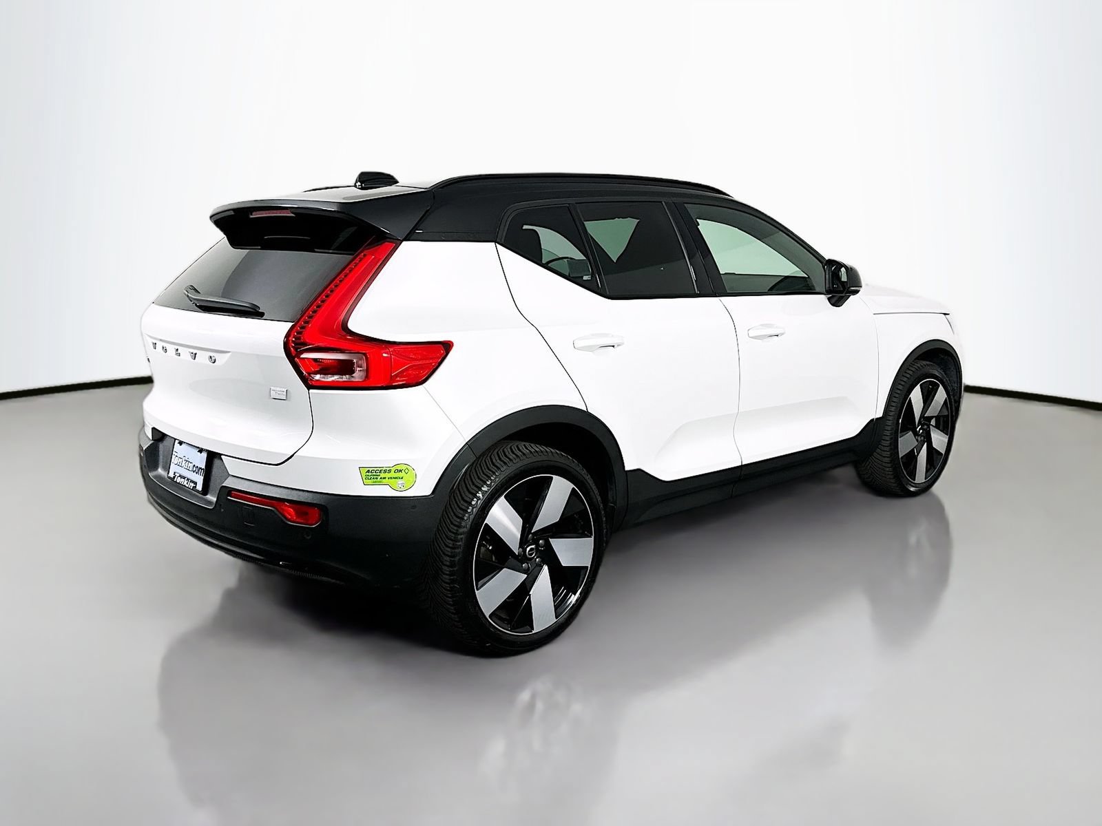 Used 2023 Volvo XC40 Recharge Ultimate w/ Protection Package Premier AWD/4WD image 7