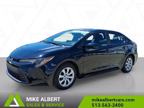 Used 2025 Toyota Corolla LE FWD image 3