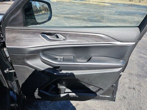 Used 2023 Jeep Grand Cherokee Limited w/ Black Appearance Package image 15