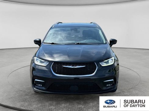 Used 2021 Chrysler Pacifica Touring-L w/ Uconnect Theater Family Group FWD image 2