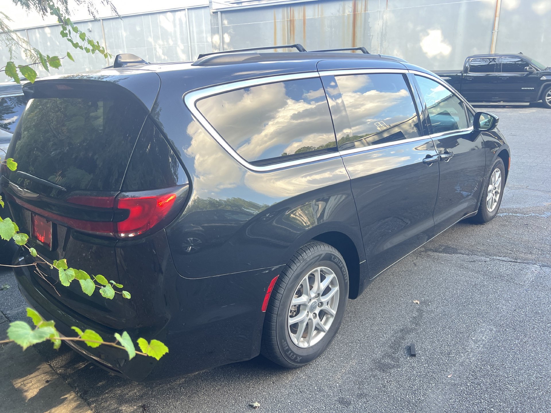 Used 2022 Chrysler Pacifica Touring-L FWD image 3