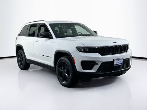 Used 2023 Jeep Grand Cherokee Altitude AWD/4WD image 3