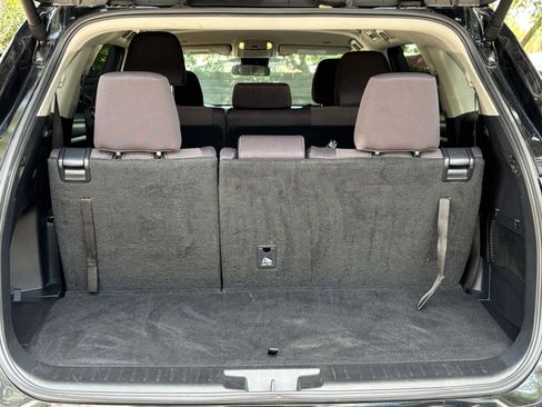 Used 2025 Toyota Highlander LE FWD image 33