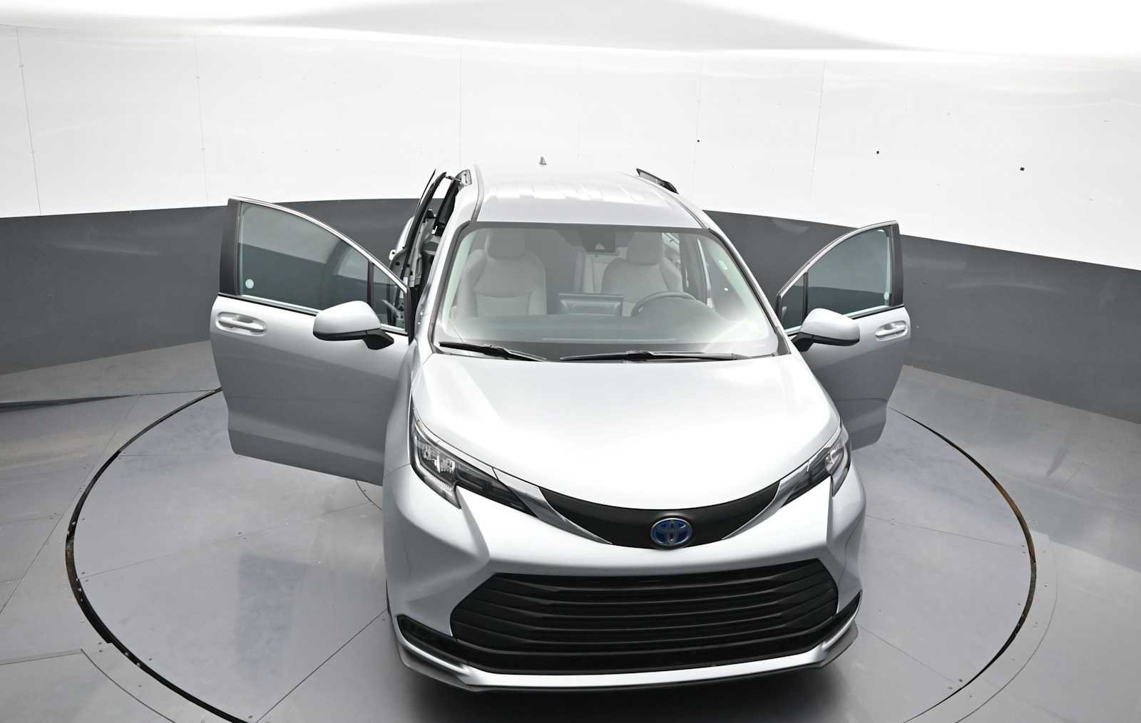 Used 2025 Toyota Sienna LE FWD image 46