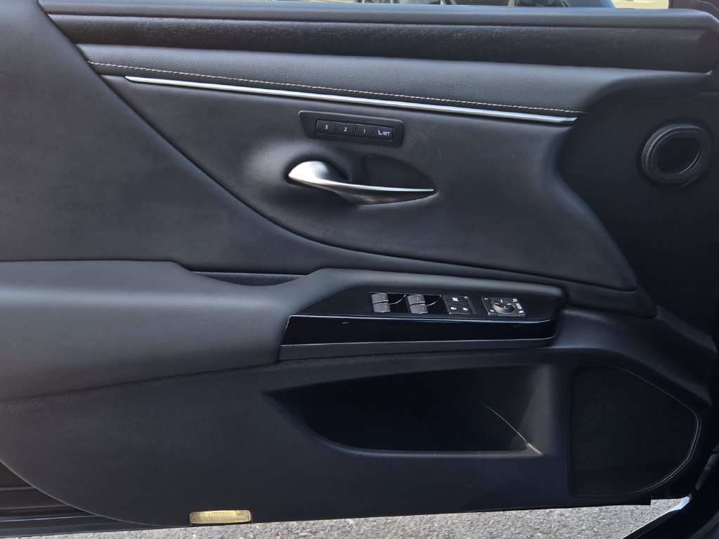 Used 2025 Lexus ES 300h w/ Premium Package FWD image 11
