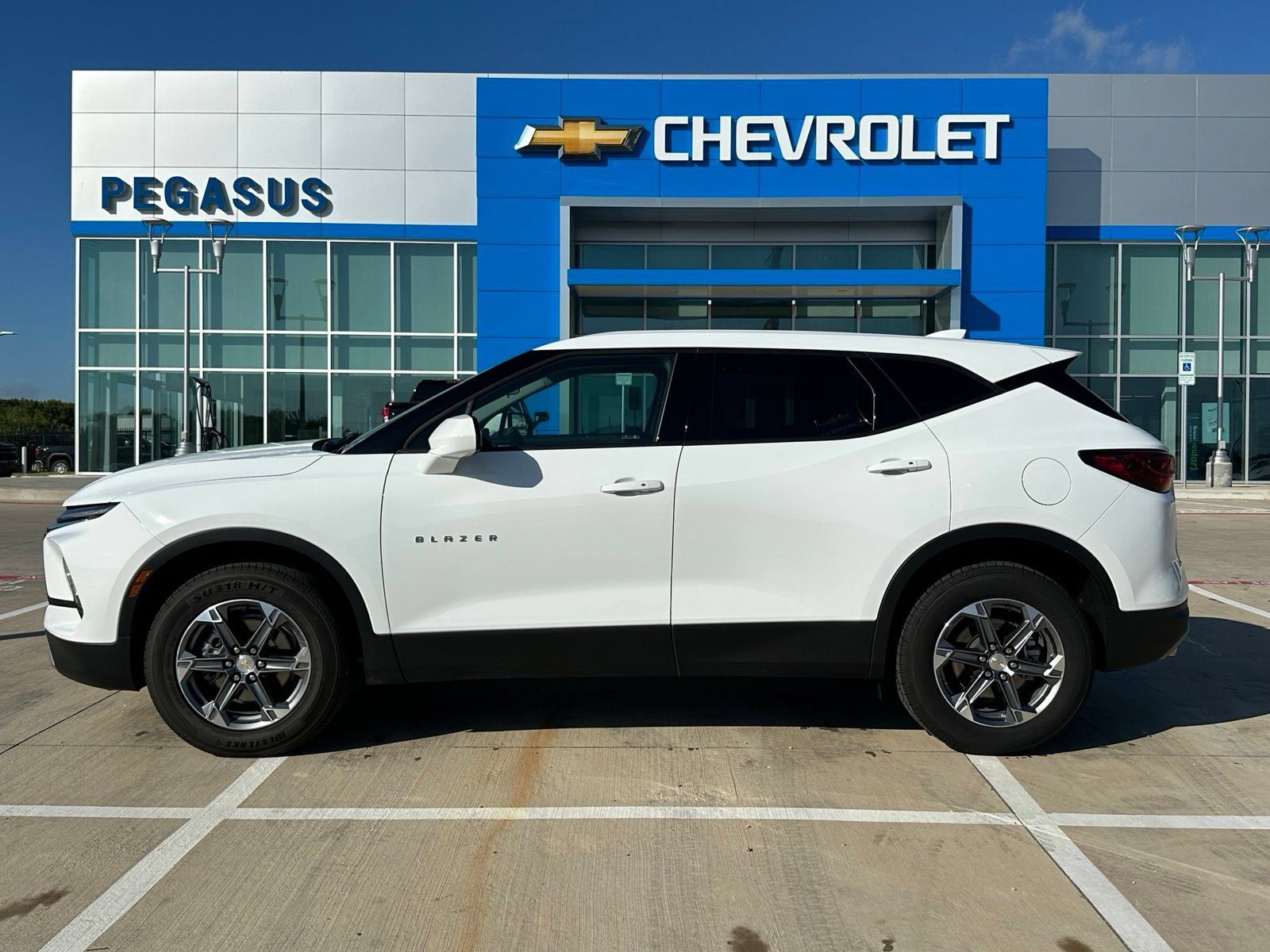 Used 2025 Chevrolet Blazer LT FWD image 2