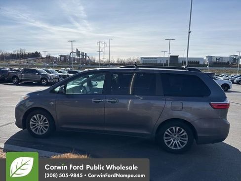 Used 2015 Toyota Sienna XLE w/ XLE Navigation Package image 4