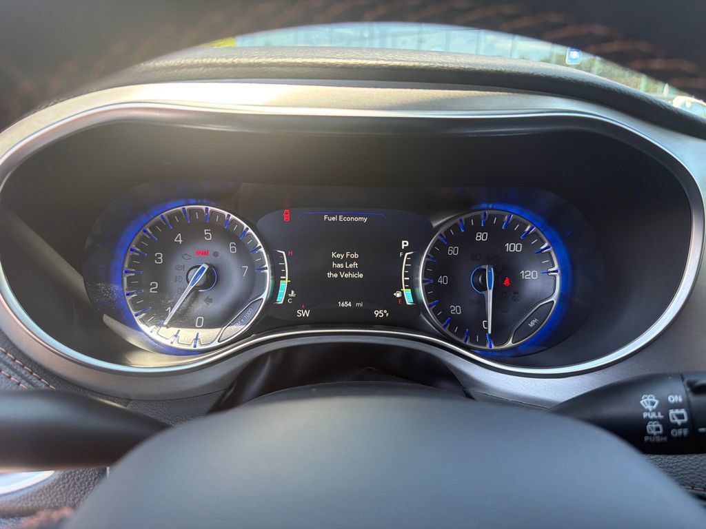 Used 2026 Chrysler Pacifica Pinnacle FWD image 29