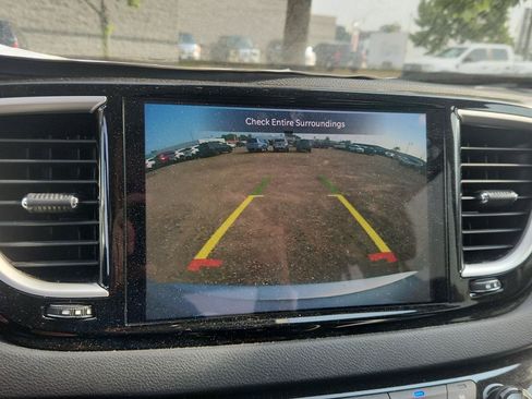 Used 2023 Chrysler Pacifica Touring-L FWD image 14