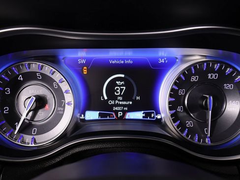 Used 2023 Chrysler 300 Touring w/ Sport Appearance Package image 4