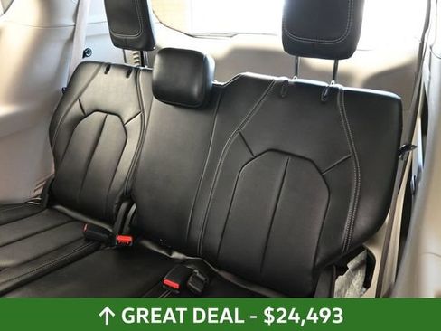 Used 2024 Chrysler Pacifica Touring-L FWD image 18