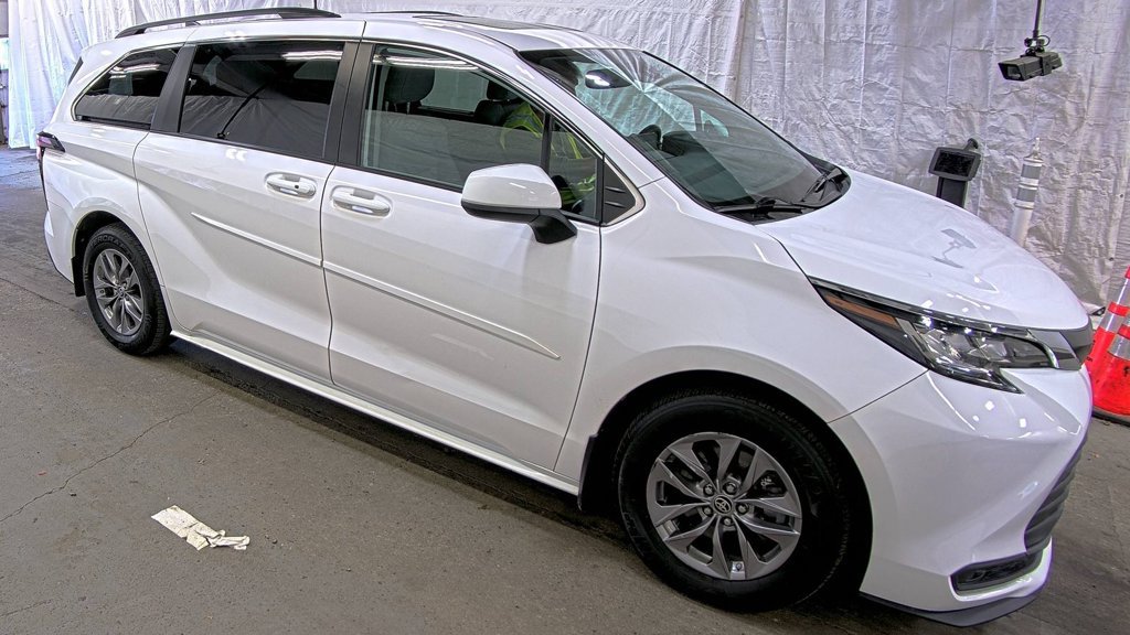 Used 2023 Toyota Sienna LE w/ LE Plus Package AWD/4WD image 3