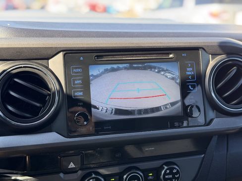 Used 2018 Toyota Tacoma TRD Sport w/ Technology Package RWD image 10