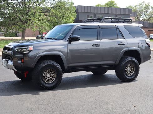 Used 2017 Toyota 4Runner SR5 AWD/4WD image 10