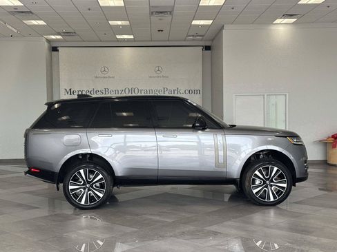 Used 2023 Land Rover Range Rover SE AWD/4WD image 3