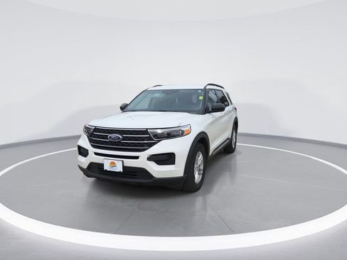 Used 2024 Ford Explorer XLT RWD image 3