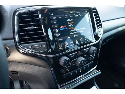 Used 2021 Jeep Grand Cherokee Laredo X image 21