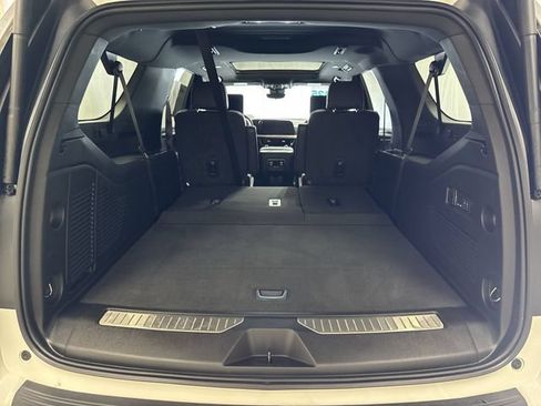 Certified 2025 Chevrolet Suburban High Country AWD/4WD image 30